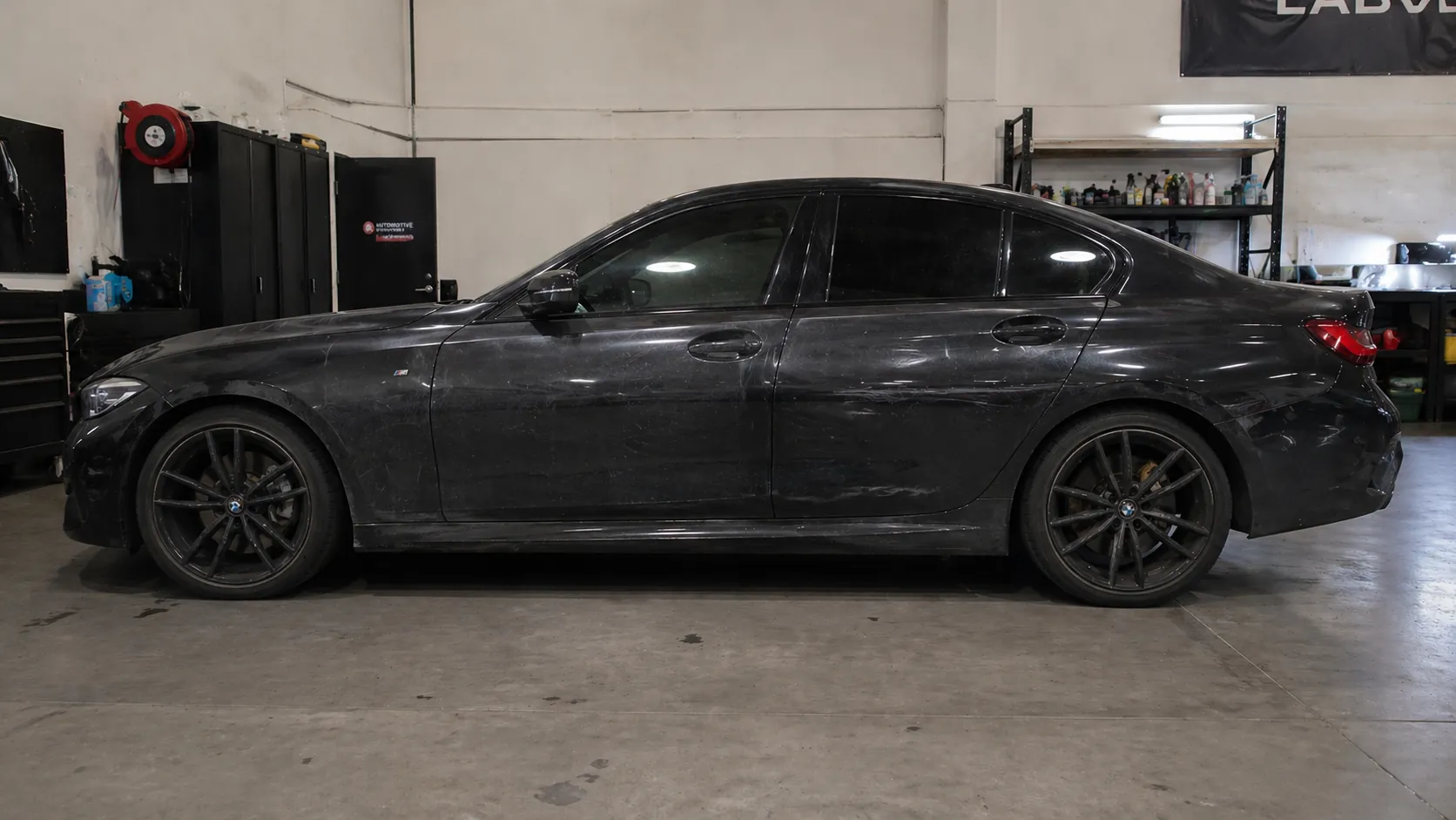 Før behandling, sort BMW med swirls og smuss